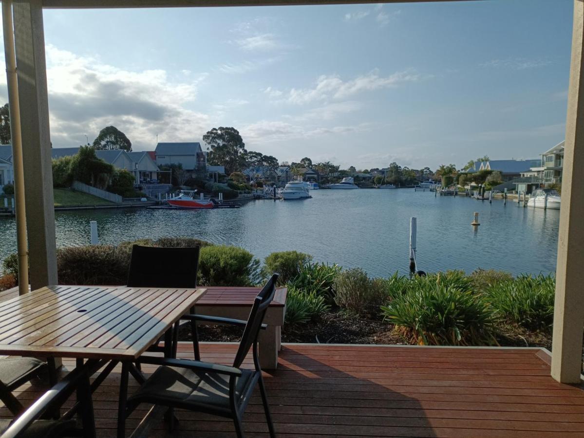 Captains Cove Resort - Waterfront Apartments Paynesville Bagian luar foto