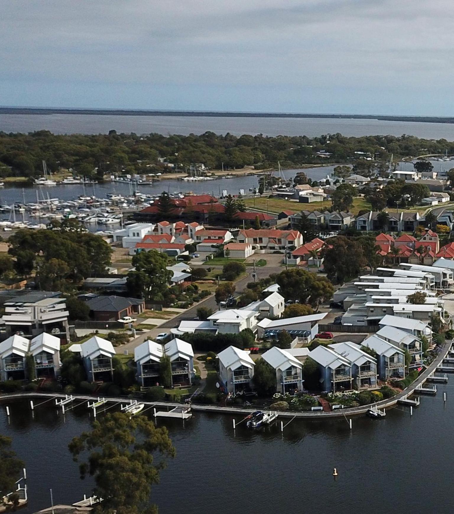 Captains Cove Resort - Waterfront Apartments Paynesville Bagian luar foto